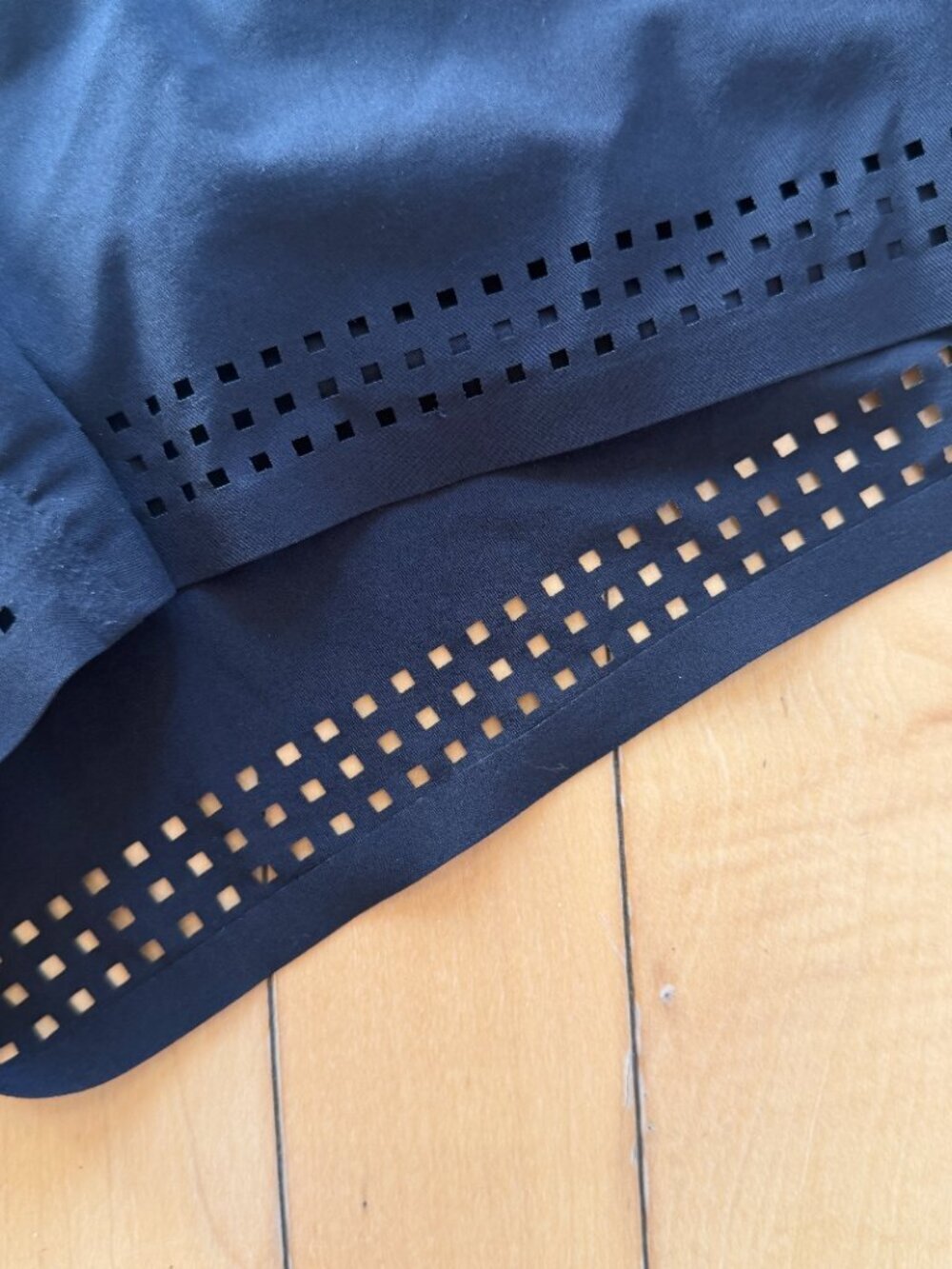 Athleta Baja Perforated Laser Cut Featherweight Stretch Shorts Size 8 Black - Picture 4 of 11